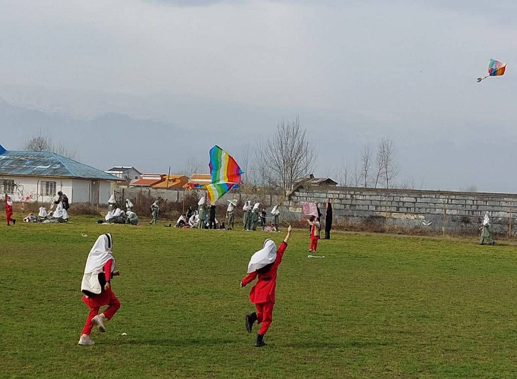 آسمان صومعه‌سرا رنگین شد/ جشن پرواز بادبادک‌ها با حضور ۲۵۰ کودک و نوجوان
