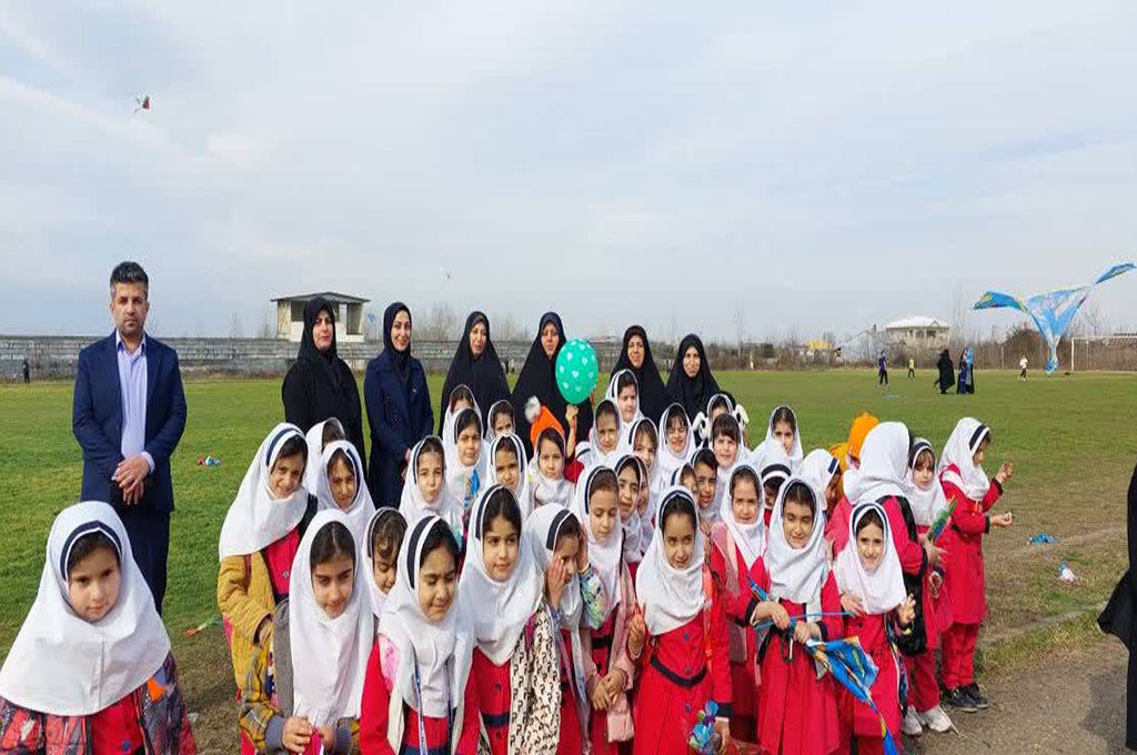 آسمان صومعه‌سرا رنگین شد/ جشن پرواز بادبادک‌ها با حضور ۲۵۰ کودک و نوجوان