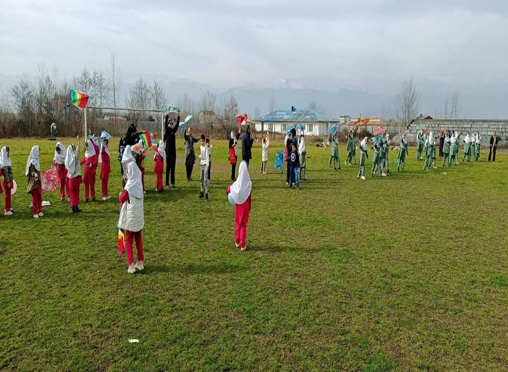 آسمان صومعهسرا رنگین شد/ جشن پرواز بادبادکها با حضور ۲۵۰ کودک و نوجوان