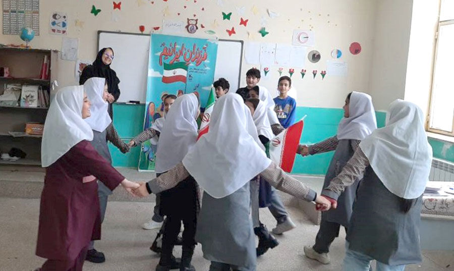 کاروان پیک امید کانون در میناباد جشن دهه فجر را برپا کرد