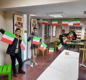 کارگاه ساخت پرچم ایران در مرکز ۲۳ به مناسبت دهه فجر