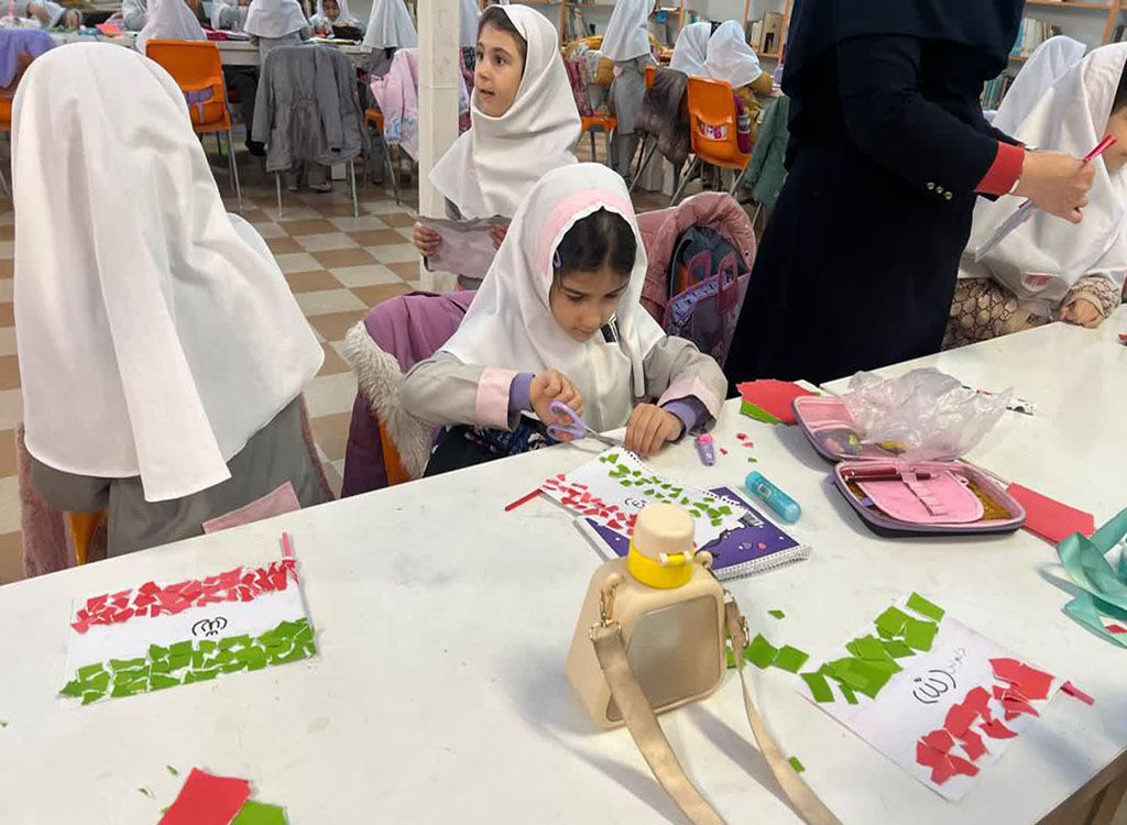 کودکان انزلی با ابزار فرهنگ و هنر، فجر چهل و هفتم انقلاب را گرامی‌داشتند