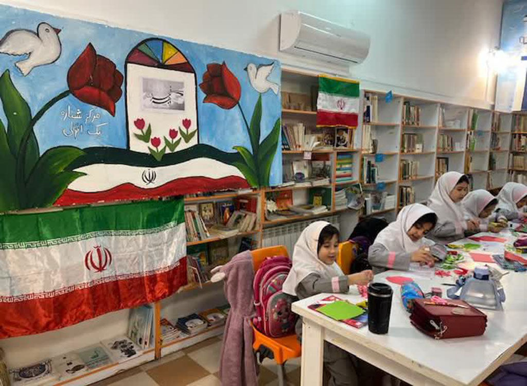 کودکان انزلی با ابزار فرهنگ و هنر، فجر چهل و هفتم انقلاب را گرامی‌داشتند