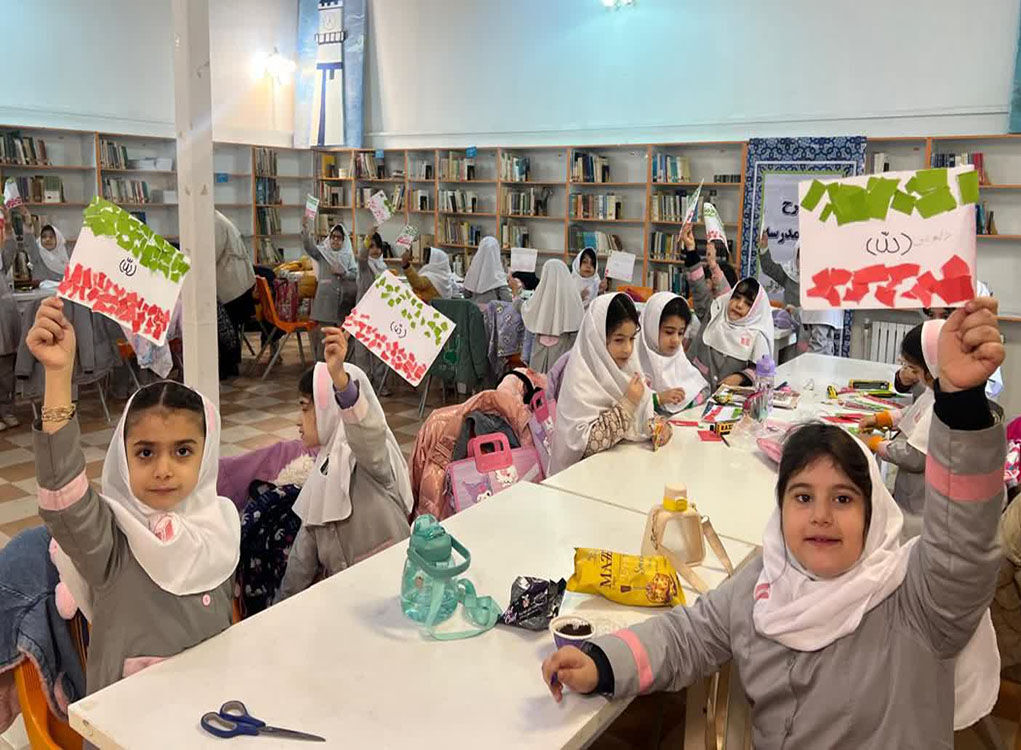 کودکان انزلی با ابزار فرهنگ و هنر، فجر چهل و هفتم انقلاب را گرامیداشتند