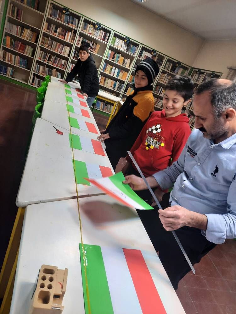 کارگاه ساخت پرچم ایران در مرکز ۲۳ به مناسبت دهه فجر برگزار شد