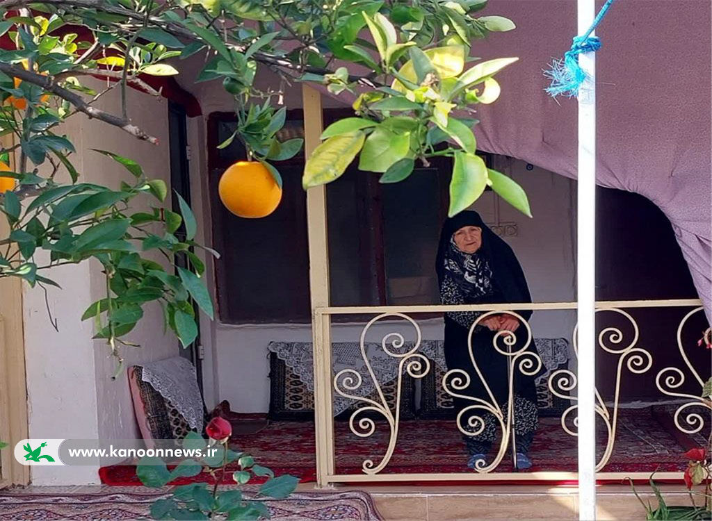 ادای احترام مربیان و اعضای کانون کومله به خانواده شهدا / مادرگرانقدر شهید رزاقی تجلیلشد