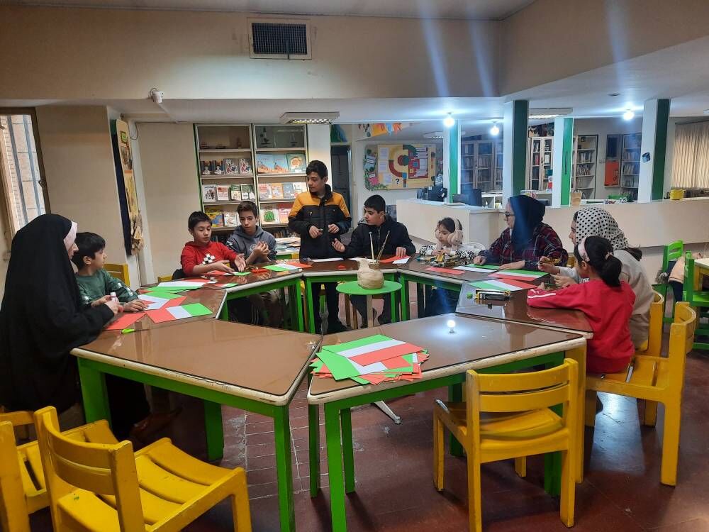 کارگاه ساخت پرچم ایران در مرکز ۲۳ به مناسبت دهه فجر برگزار شد