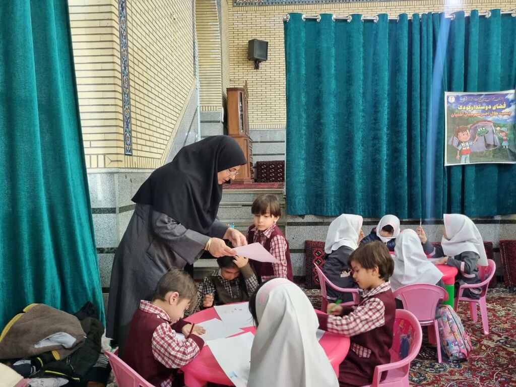 برپایی میز خدمت ایستگاه نقاشی و پویش پرچم در آشتیان