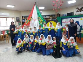 محفل انس با قرآن و ساخت گل‌های لاله به یاد وطن در مرکز فرهنگی هنری میامی برگزار شد