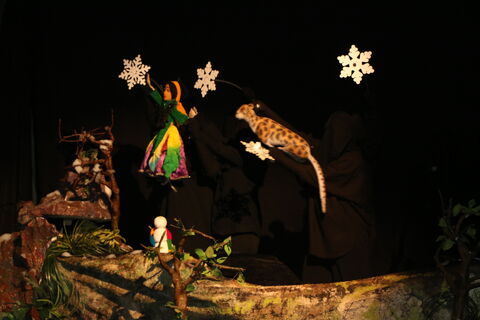 نوجوانان شیرازی به تماشای نمایش عروسکی «آن شب مهتاب» نشستند