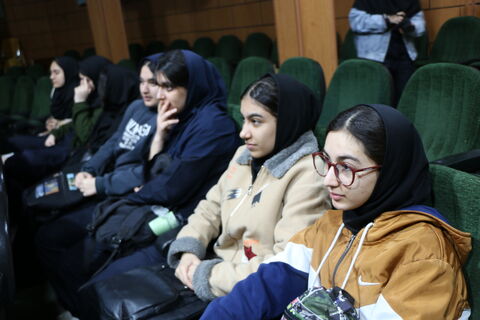 نوجوانان شیرازی به تماشای نمایش عروسکی «آن شب مهتاب» نشستند