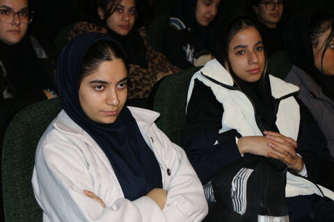 نوجوانان شیرازی به تماشای نمایش عروسکی «آن شب مهتاب» نشستند