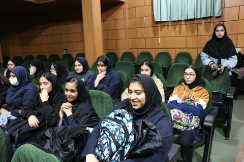 نوجوانان شیرازی به تماشای نمایش عروسکی «آن شب مهتاب» نشستند