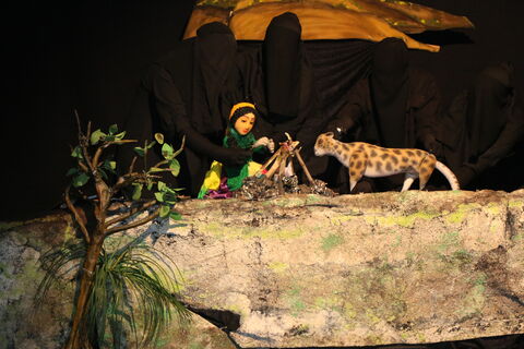 نوجوانان شیرازی به تماشای نمایش عروسکی «آن شب مهتاب» نشستند