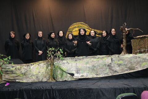 نوجوانان شیرازی به تماشای نمایش عروسکی «آن شب مهتاب» نشستند