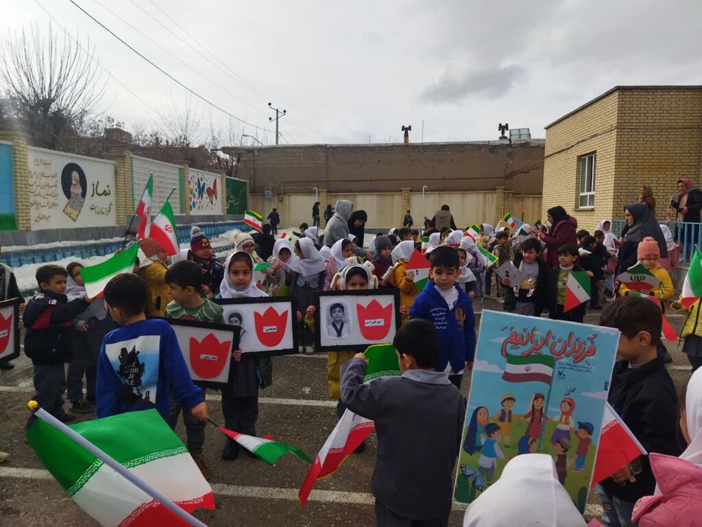 ویژه برنامه «پرواز بادبادکها» به یاد شهدای کودک و نوجوان جنگ ۱۲ روزه در چالدران اجرا شد