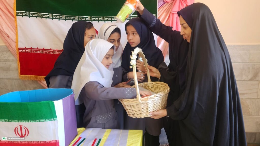 جشن نیمه شعبان و ایام دهه فجر با اعضای کتابخانه سیار کانون قم در روستای فردو