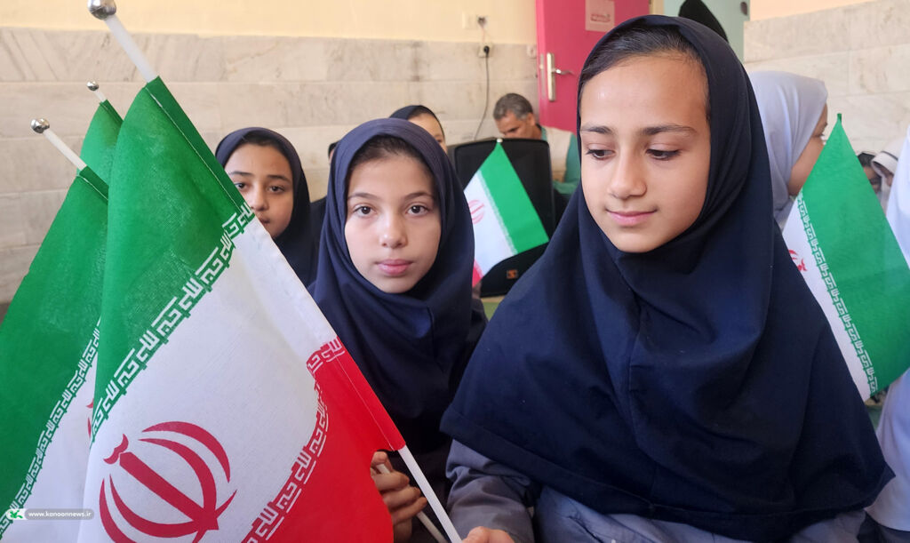 جشن نیمه شعبان و ایام دهه فجر با اعضای کتابخانه سیار کانون قم در روستای فردو