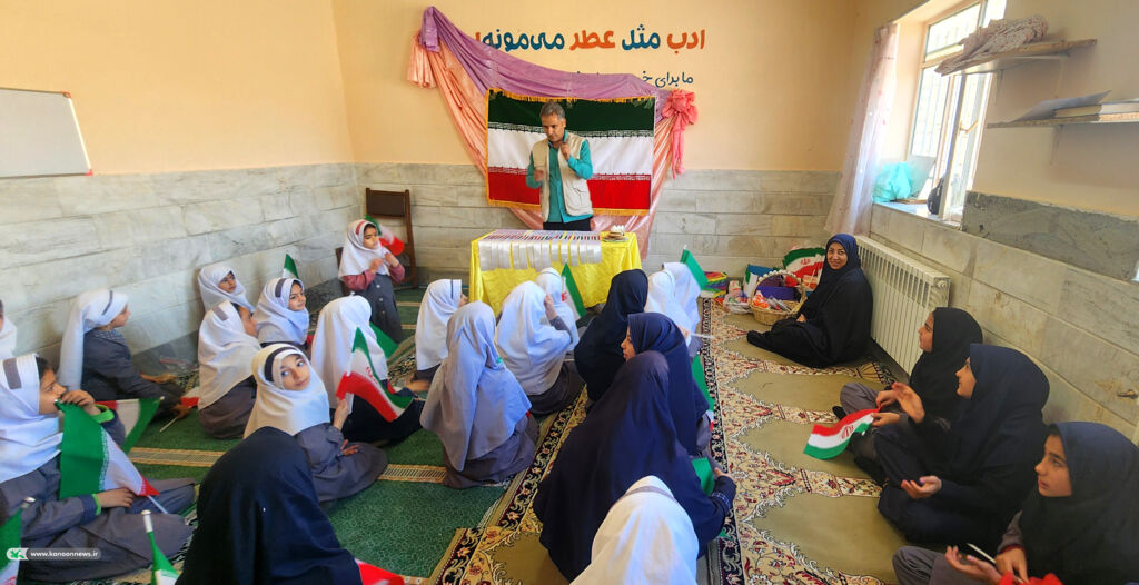 جشن نیمه شعبان و ایام دهه فجر با اعضای کتابخانه سیار کانون قم در روستای فردو