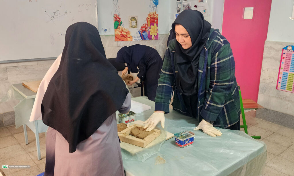 جشن نیمه شعبان و ایام دهه فجر با اعضای کتابخانه سیار کانون قم در روستای فردو