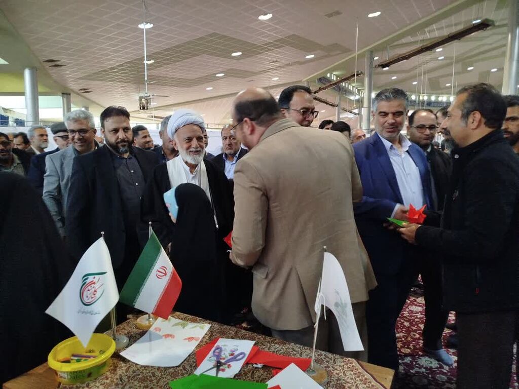 برپایی میزخدمت کانون پرورش فکری استان مرکزی در میعادگاه نماز جمعه شهر اراک