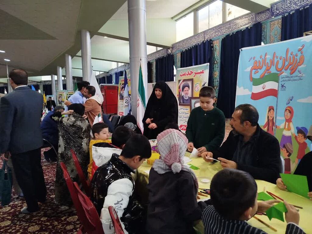 برپایی میزخدمت کانون پرورش فکری استان مرکزی در میعادگاه نماز جمعه شهر اراک