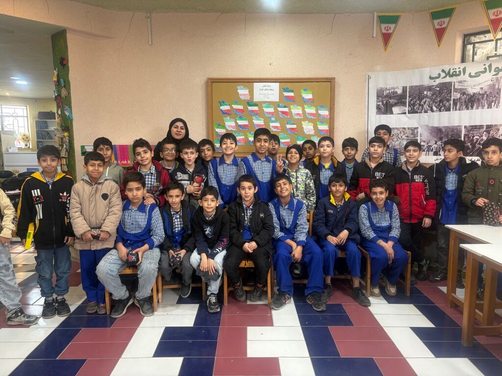 گرامیداشت دهه فجر با حضور نوجوانان در کانون مینودشت