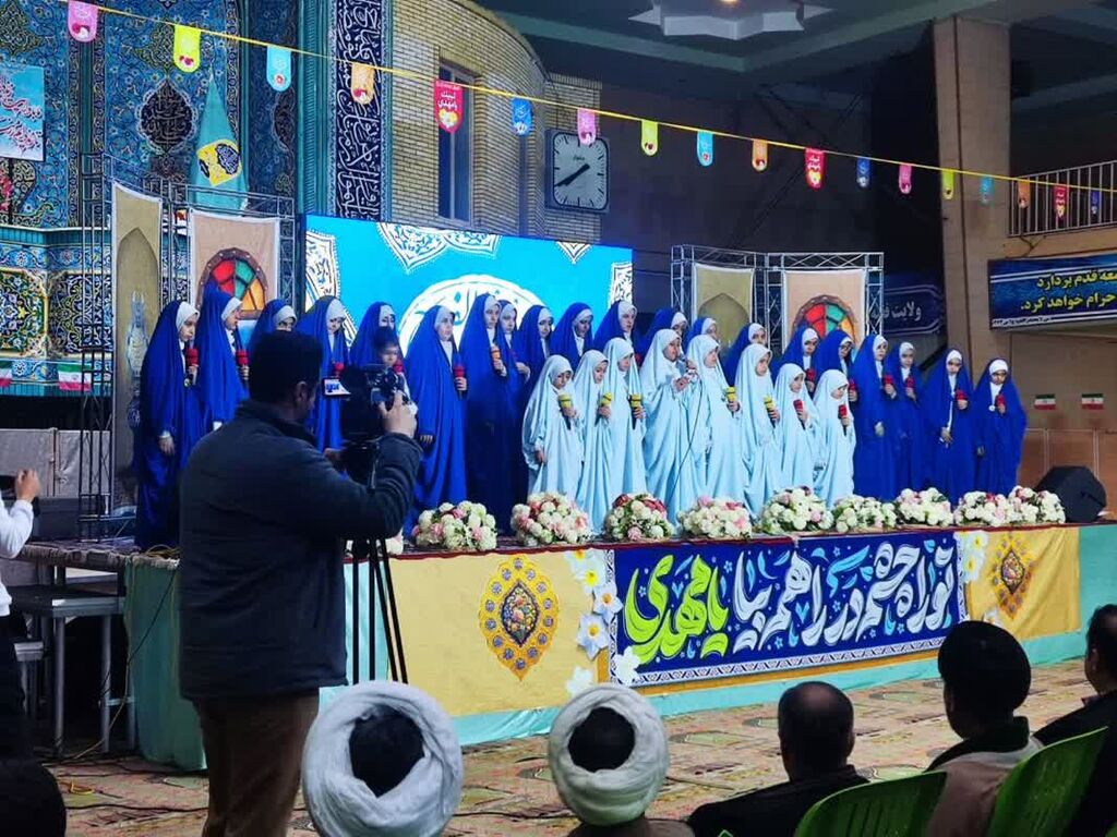 برپایی میزخدمت و ایستگاه نقاشی کانون پرورش فکری استان مرکزی در مصلی شهر خمین