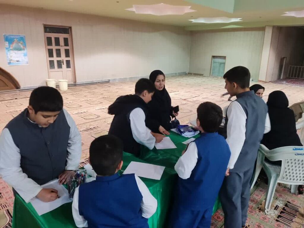 برپایی میزخدمت و ایستگاه نقاشی کانون پرورش فکری استان مرکزی در مصلی شهر خمین