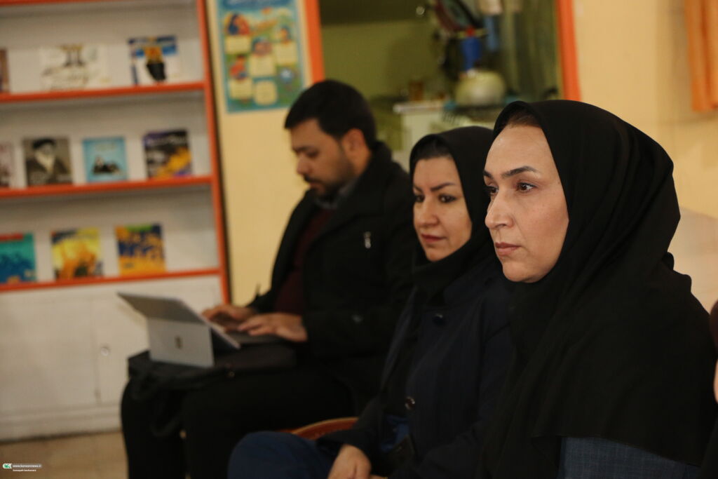 نشست سمانه ذوالقدری، مدیرکل امور بانوان استانداری فارس، با دختران نوجوان