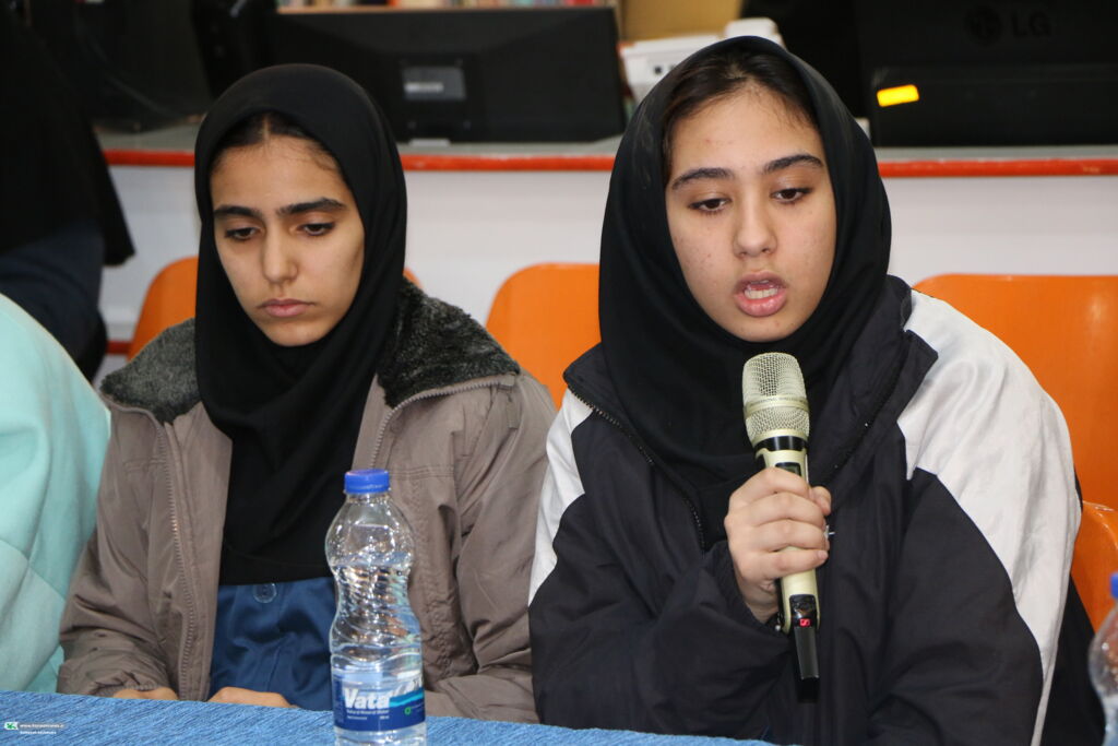 نشست سمانه ذوالقدری، مدیرکل امور بانوان استانداری فارس، با دختران نوجوان