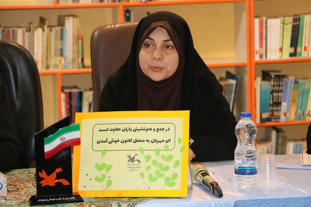 نشست سمانه ذوالقدری، مدیرکل امور بانوان استانداری فارس، با دختران نوجوان