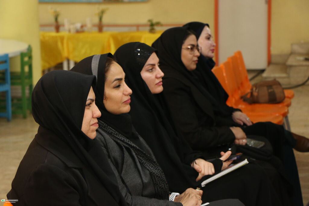 نشست سمانه ذوالقدری، مدیرکل امور بانوان استانداری فارس، با دختران نوجوان