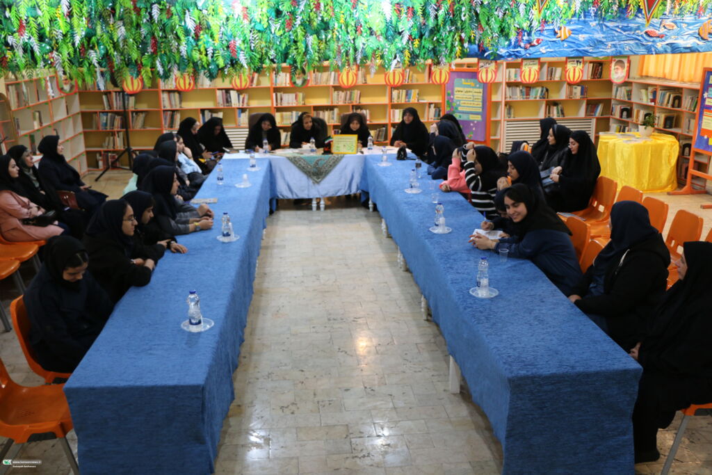 نشست سمانه ذوالقدری، مدیرکل امور بانوان استانداری فارس، با دختران نوجوان