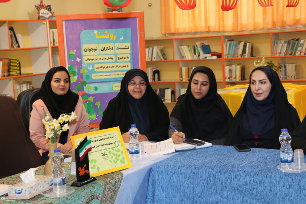 نشست سمانه ذوالقدری، مدیرکل امور بانوان استانداری فارس، با دختران نوجوان