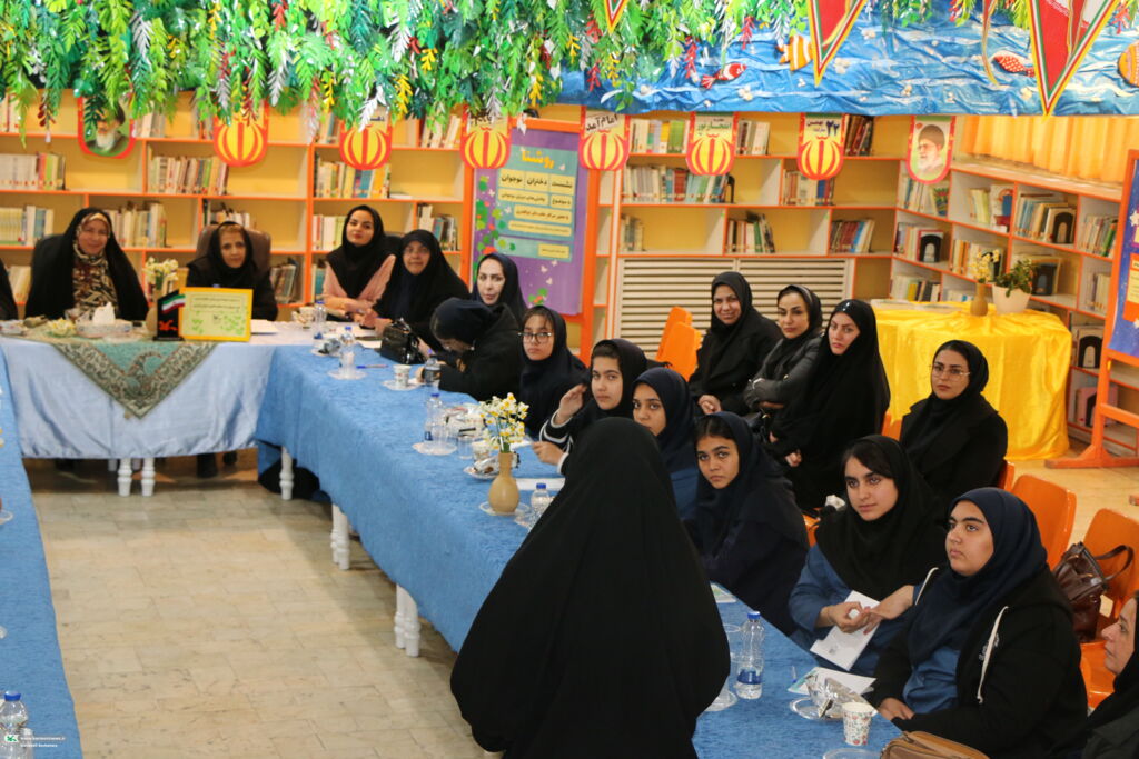 نشست سمانه ذوالقدری، مدیرکل امور بانوان استانداری فارس، با دختران نوجوان