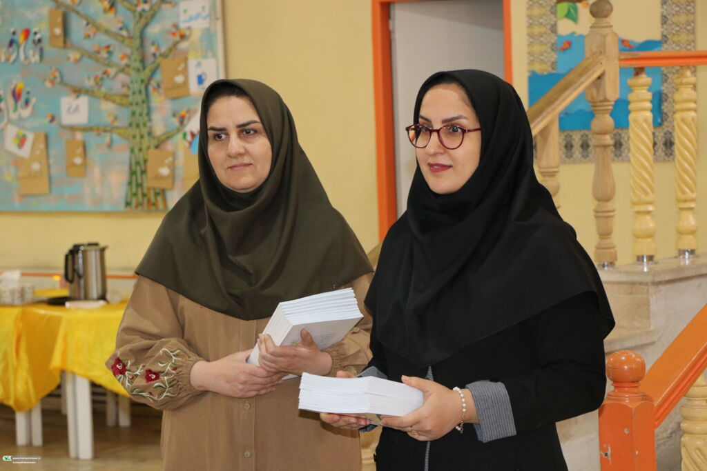 نشست سمانه ذوالقدری، مدیرکل امور بانوان استانداری فارس، با دختران نوجوان