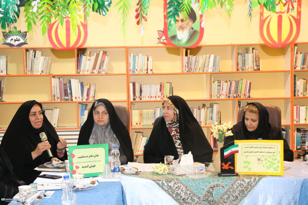 نشست سمانه ذوالقدری، مدیرکل امور بانوان استانداری فارس، با دختران نوجوان