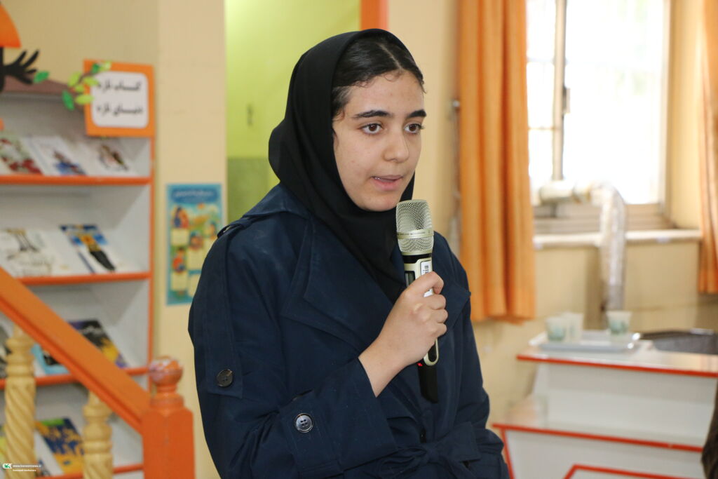 نشست سمانه ذوالقدری، مدیرکل امور بانوان استانداری فارس، با دختران نوجوان