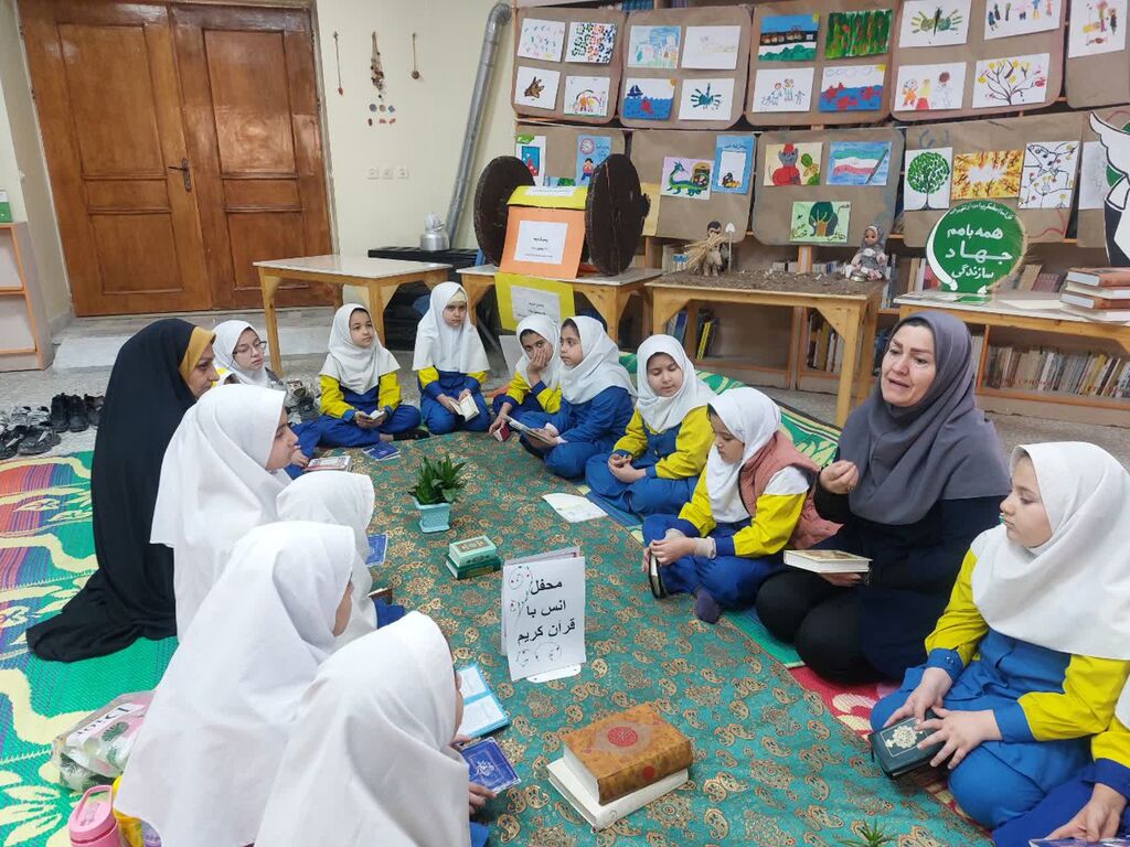 محفل انس با قرآن و ساخت گلهای لاله به یاد وطن در مرکز فرهنگی هنری میامی برگزار شد