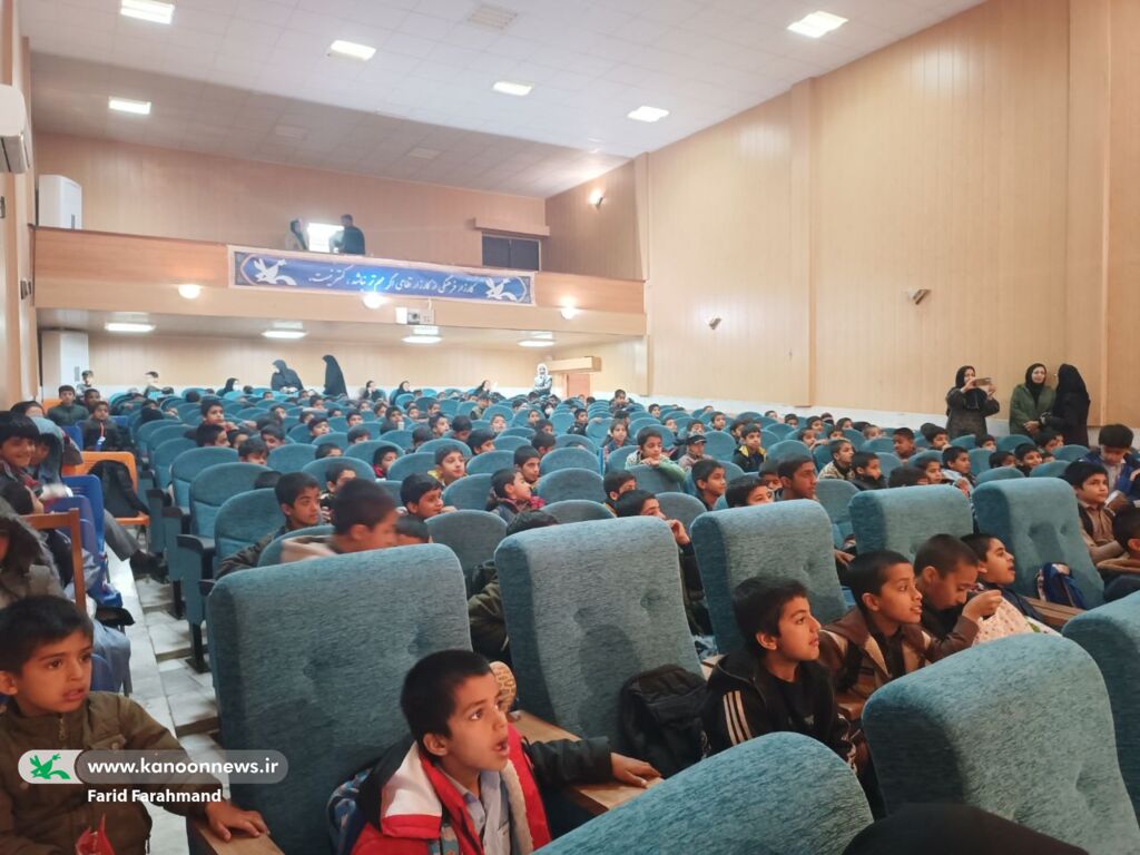 اجرای نمایش «یک دانه گندم» برای دانشآموزان حاشیه شهر زاهدان در کانون سیستان و بلوچستان