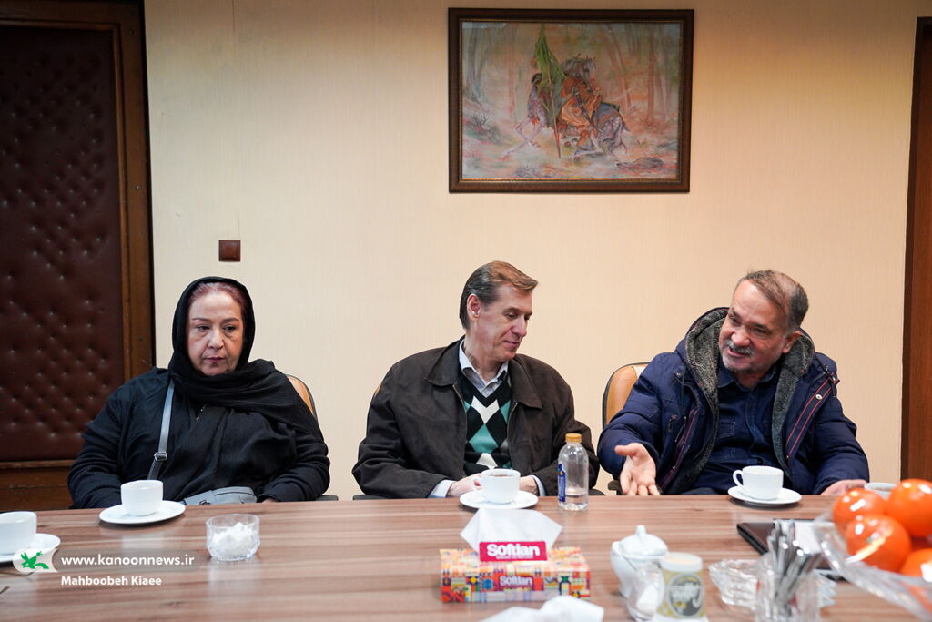 نشست مدیرعامل کانون با هنرمندان هنرهای تجسمی برگزار شد