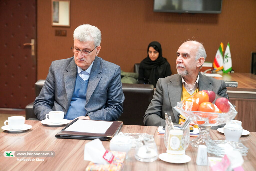 نشست مدیرعامل کانون با هنرمندان هنرهای تجسمی برگزار شد