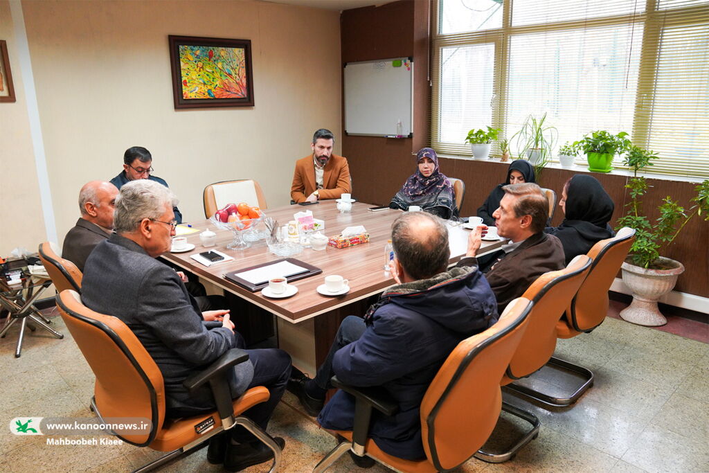 نشست مدیرعامل کانون با هنرمندان هنرهای تجسمی برگزار شد