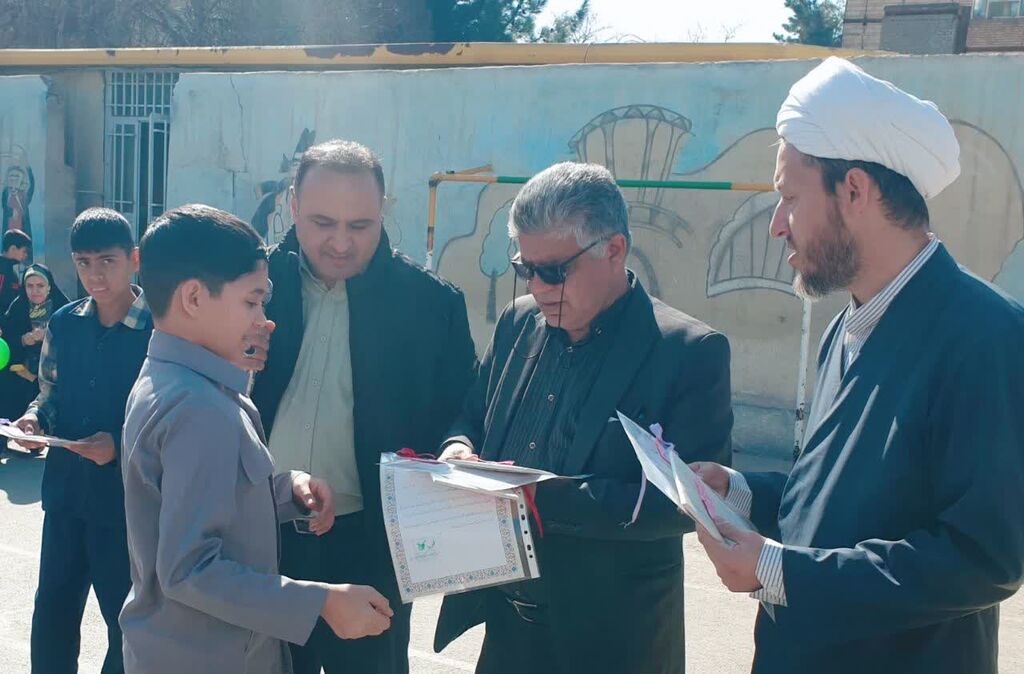 تقدیر از اعضا کتابخوان مرکز سیارشهری شماره ۲ مشهد