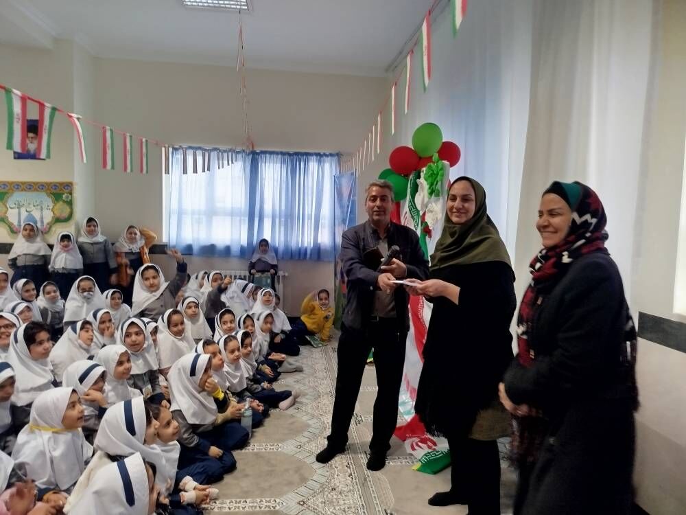 «پیک امید» کتابخانه سیار شهری سمنان در مدرسه ایران نعیمی