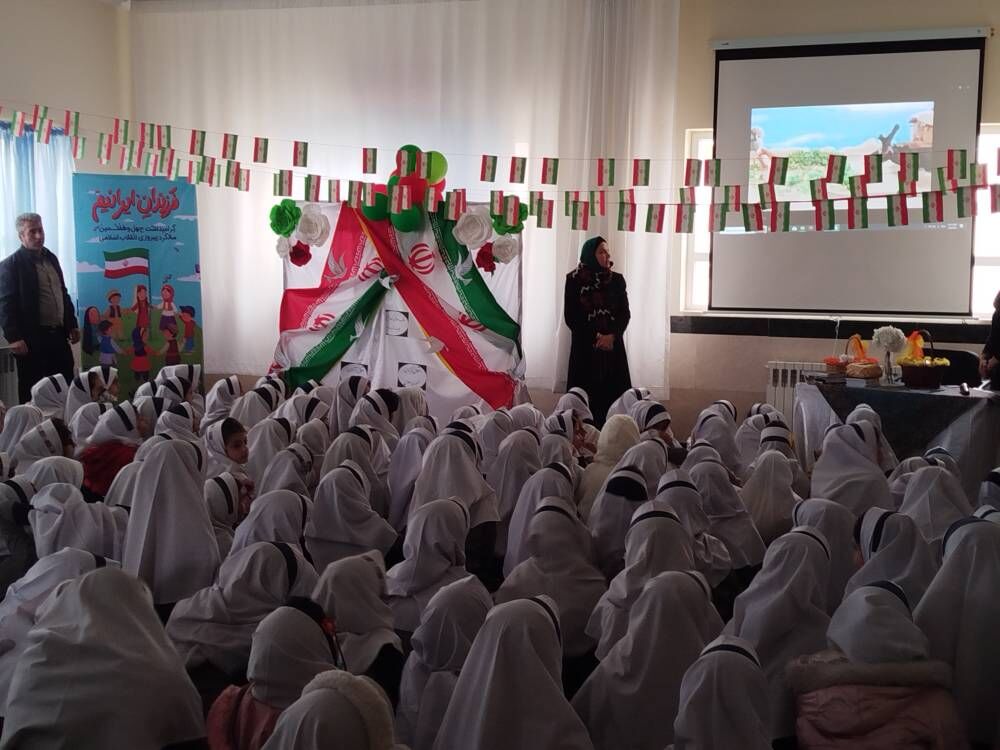 «پیک امید» کتابخانه سیار شهری سمنان در مدرسه ایران نعیمی