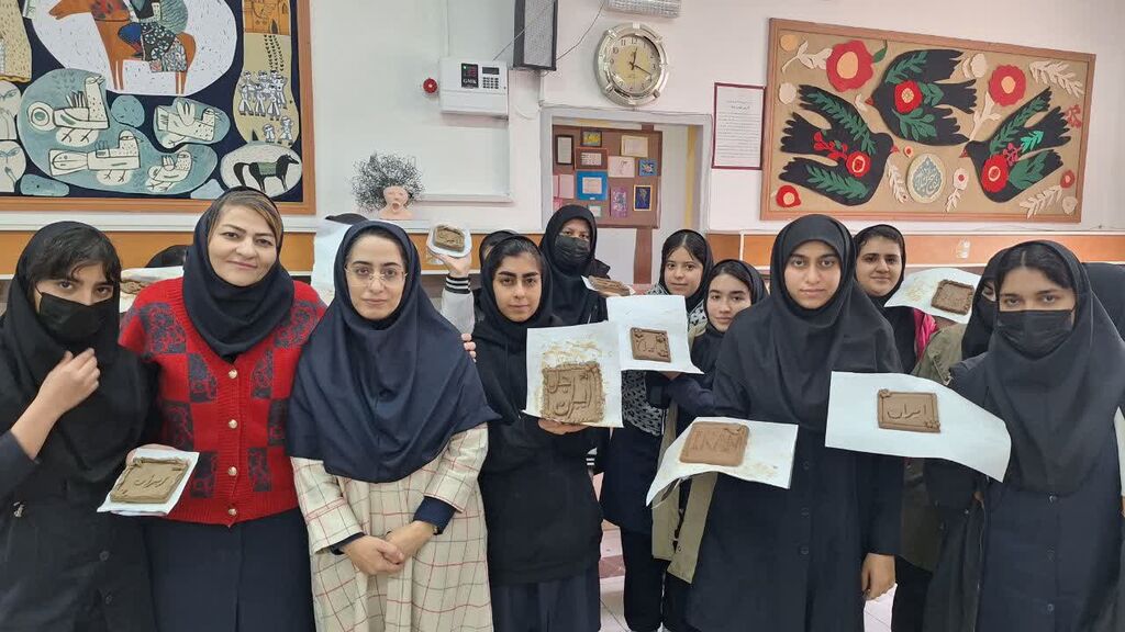 دانش‌آموزان دامغانی در کارگاه سفال «ایرانِ من» جلوه‌های عشق به وطن را نقش زدند