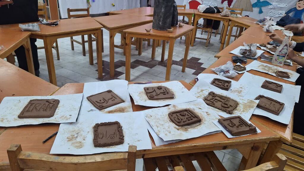 دانش‌آموزان دامغانی در کارگاه سفال «ایرانِ من» جلوه‌های عشق به وطن را نقش زدند