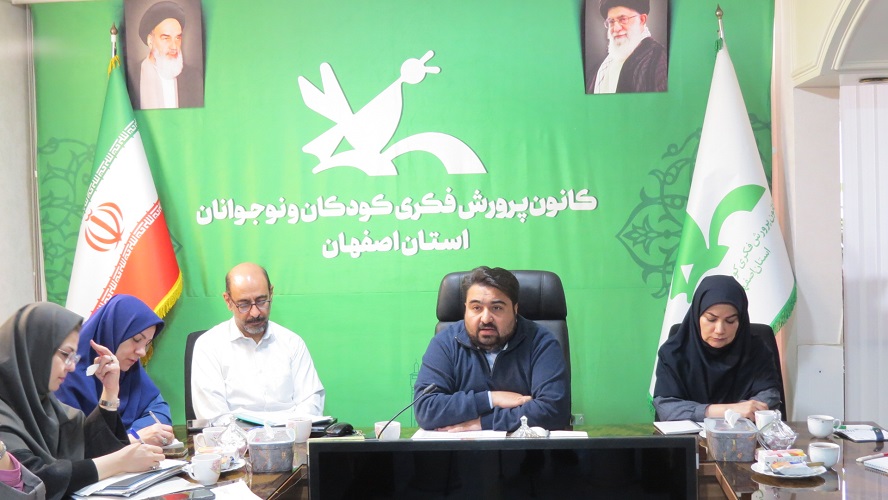 با زبان فرهنگ، هنر و اندیشه، حقیقت انقلاب اسلامی را برای نسل جدید تبیین کنیم